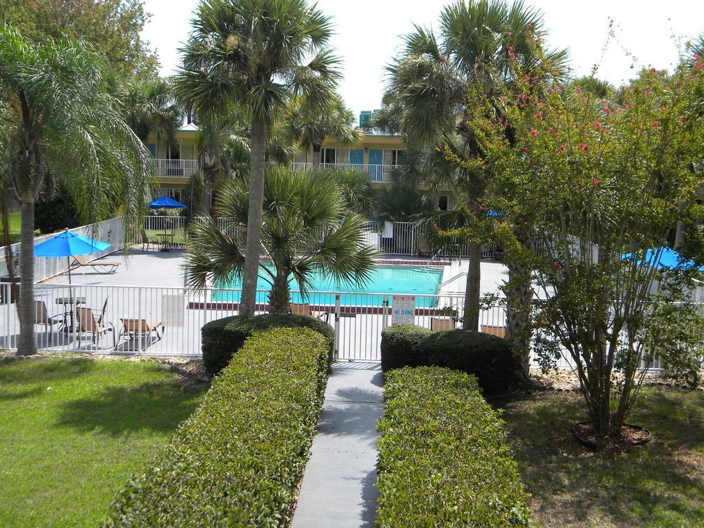 Days Inn By Wyndham Daytona Beach Speedway Exterior photo