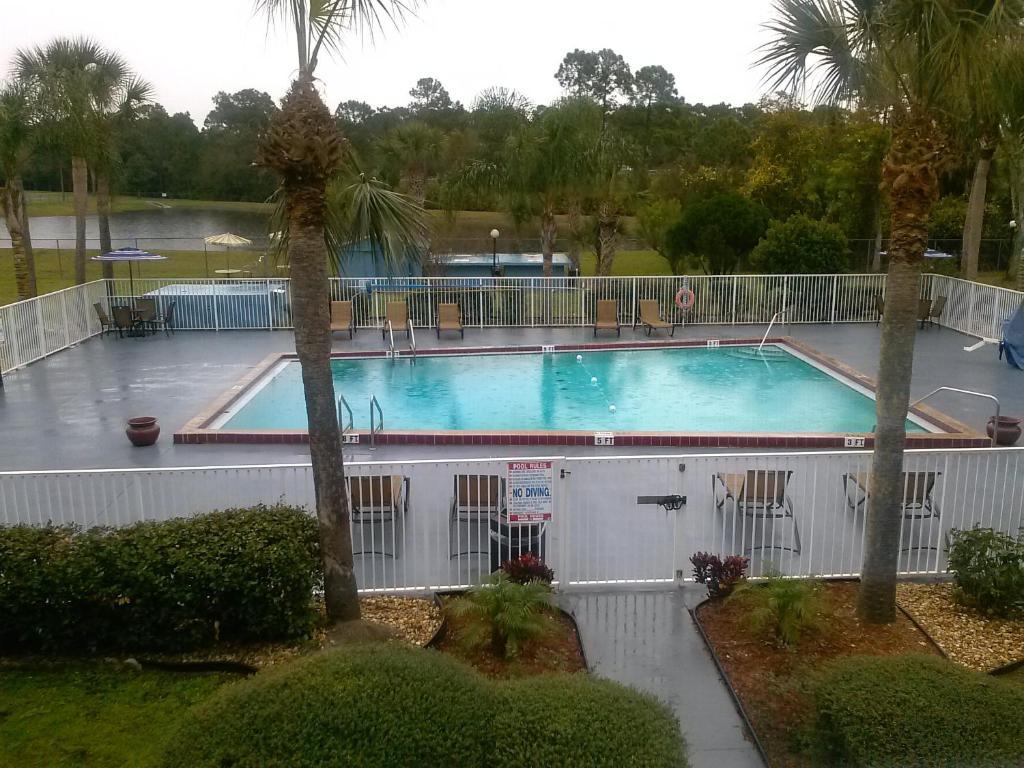 Days Inn By Wyndham Daytona Beach Speedway Exterior photo